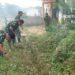 Jaga Kebersihan Lingkungan, Babinsa Koramil 03/Bgs Goro bersama Warga