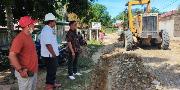 PTPN III Sei Meranti Turun Tangan Perbaiki Jalan MT Hariono