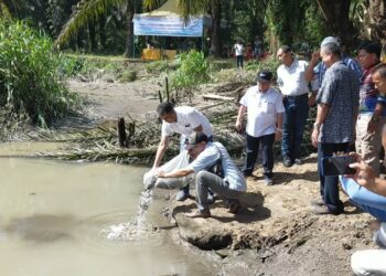 Disaksikan Masyarakat Lintas Provinsi, DLAB I PTPN III Tebar Bibit Ikan di Kali Wates