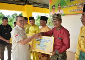 Gubri Serahkan Bantuan Keuangan Khusus Desa 23,8 Miliar untuk Rohil