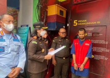 Dibantu Kejari Rohil Keluar Tahanan, Harbani Sujud Syukur Depan Pintu Lapas Bagansiapiapi