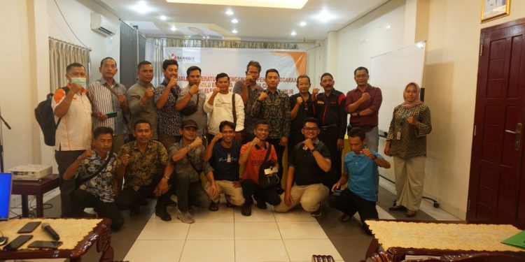 Bawaslu Rohil Sosialisasikan Peraturan Pemilu dengan Awak Media