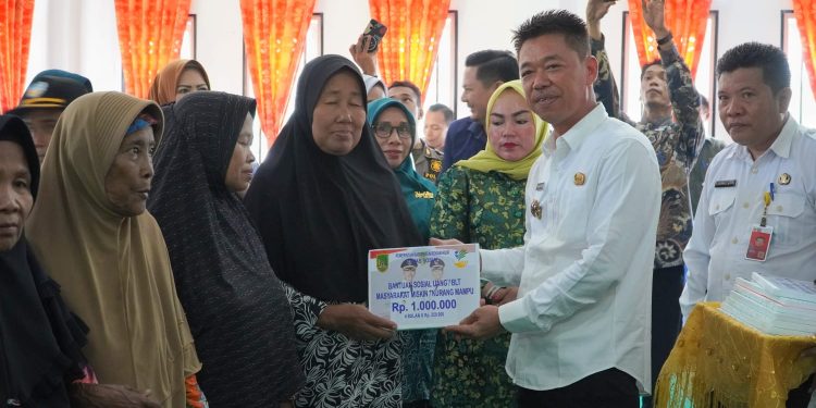 Secara Simbolis, Bupati Rohil Salurkan 17.500 BLT di Rimba Melintang