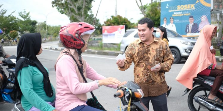 Peringatan Hari Anti Korupsi, Kejari Rohil Bagikan Stiker 