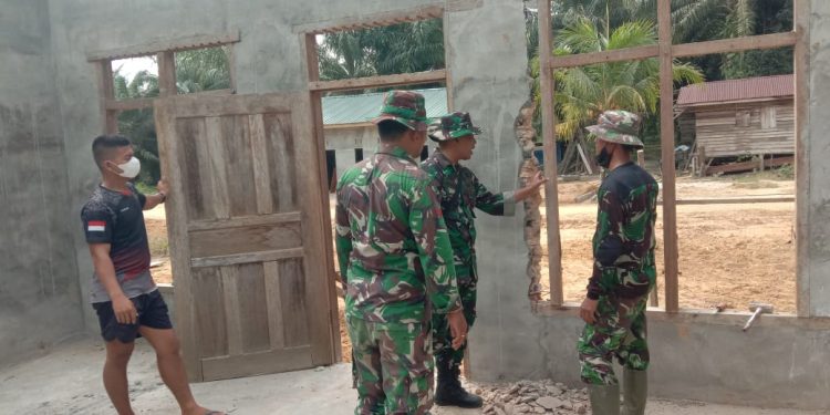 Pasiter Satgas TMMD Tinjau Pembangunan Mushola Al Hidayah di Balam