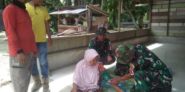 Tim Medis Satgas TMMD Rohil Lakukan Pemeriksaan Kesehatan Warga
