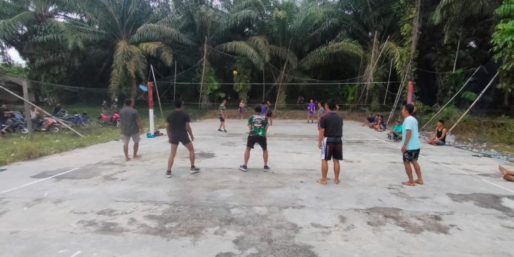 Anggota Satgas TMMD Rohil Ajak Warga Olahraga Volly 