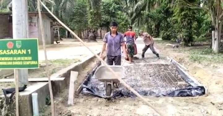 Tahap Finishing, Satgas TMMD Rohil Rampungkan Pembangunan Semenisasi