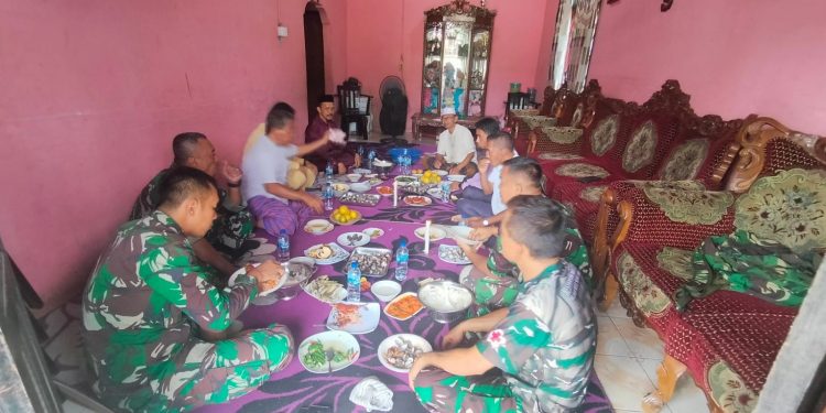Jalin Keakraban, Warga Undang Anggota Satgas TMMD Rohil Makan Bersama
