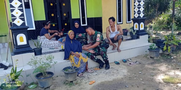 Satgas TMMD Rohil Bantu Seorang Nenek Periksa Kesehatan 