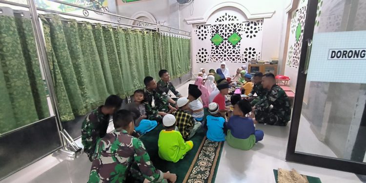 Isi Waktu Luang, Anggota Satgas TMMD Rohil Anak-Anak Mengaji 