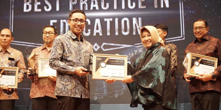 Kontribusi Pada Pendidikan dan Lingkungan, PHR Diganjar Dua Penghargaan CSR Outlook 2023