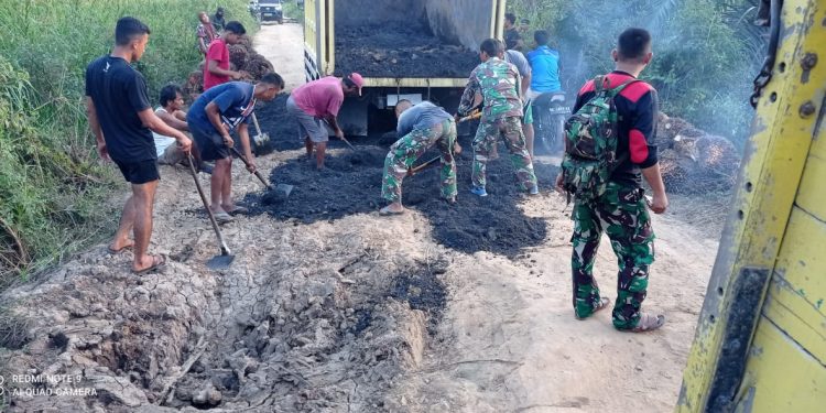 Berbaur Dengan Warga, Anggota Satgas TMMD Rohil Ikut Warga Goro