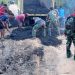 Berbaur Dengan Warga, Anggota Satgas TMMD Rohil Ikut Warga Goro