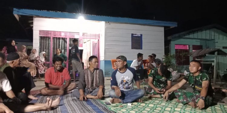Malam Minggu, Satgas TMMD Rohil Komsos dengan Warga