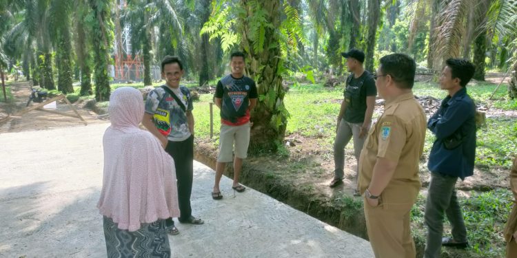 Penghulu Bangko Lestari Tinjau Hasil Semenisasi Jalan Program TMMD Rohil