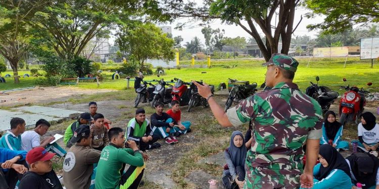 Manfaatkan Waktu Luang, Satgas TMMD Rohil Isi Kegiatan Komsos dengan Pelajar