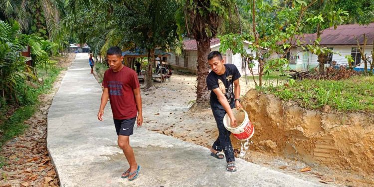 Jelang Penutupan TMMD Rohil, Anggota Satgas Periksa Kondisi semenisasi Jalan Cempaka 