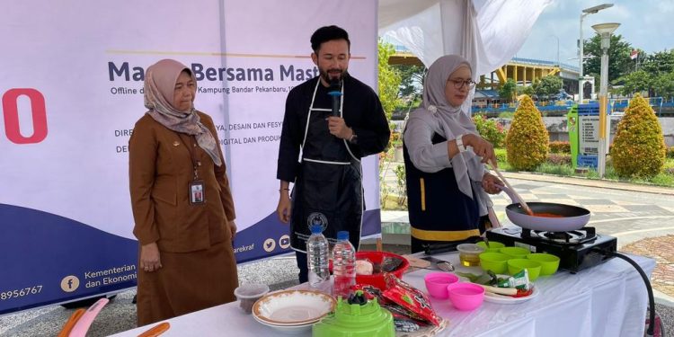 Aksi Chef Norman Ajari Ibu-Ibu Pekanbaru Masak Ramen Patin Asam Pedas