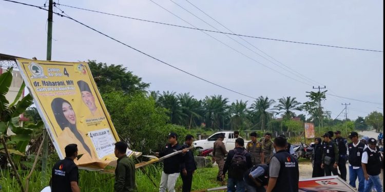 Menjelang pemilu, Panwascam tertibkan APS dan APK di kecamatan Bangko pusako