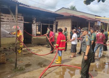 Danramil 03/Bgs Kerahkan Babinsa Bantu Padamkan Kebakaran Rumah 