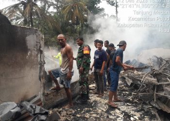 Dua Rumah di Jalan Lintas Mahato Terbakar, Babinsa Koramil 06/TM Turun Tangan 