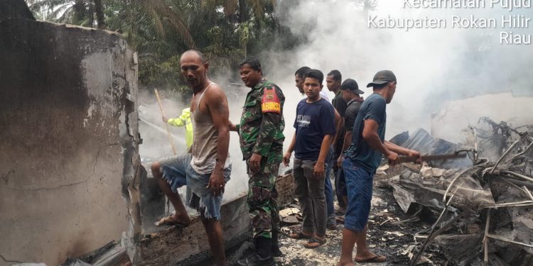 Dua Rumah di Jalan Lintas Mahato Terbakar, Babinsa Koramil 06/TM Turun Tangan