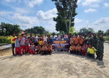Hari Juang Kartika ke 78, Koramil 06/TM Gelar Karya Bakti Bersihkan Jalan