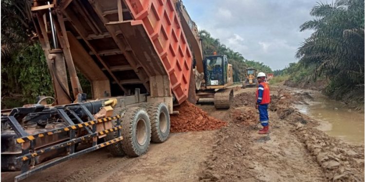 Mulus, PHR Gerak Cepat Perbaiki Jalan di Kota Batak Kampar dan Sambungkan Akses Masyarakat