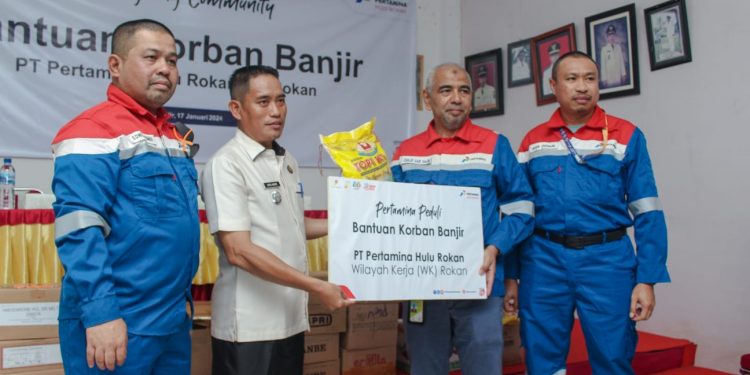 Dirut PHR Serahkan Bantuan Pangan dan Obat-obatan untuk Korban Banjir di Rokan Hilir