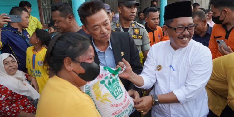 Bupati Rohil Kunjungi Warga Terdampak Banjir di Jalan Siak, Ratusan Paket Sembako Dibagikan
