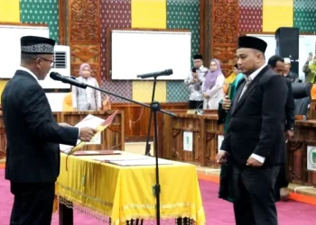 Wakil Ketua DPRD Rohil Basiran Nur Effendi Lantik PAW Anggota DPRD Rohil Syahrul Alfindra