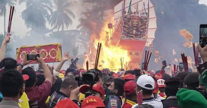 Jatuh Kedarat, Ritual Bakar Tongkang 2024 Disaksikan Puluhan Ribu Pengunjung
