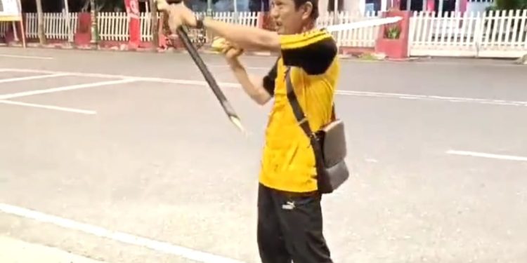 Ngamuk Dijalan Depan Mess Pemda Rohil, Diduga ODGJ Diamankan Polsek Bangko