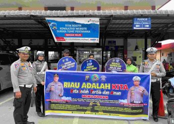 Satlantas Polres Rohil Bagikan Brosur Himbauan Tertib Lalulintas