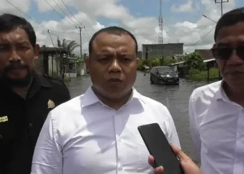 Anggota DPRD Rohil M. Syahpadri Tinjau Genangan Banjir di Jalan Pelabuhan Baru Bagansiapiapi