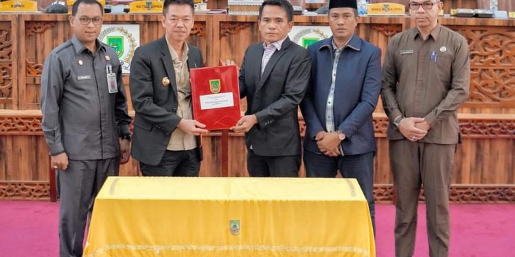 Bupati Rohil Hadiri Rapat Paripurna DPRD dalam Rangka Pengesahan Perda PP APBD Tahun 2023