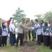 Kapolres Rohil dan Wakil Bupati Tanam Pohon dan Sosialisasikan Program Green Policing di SMPN 6 Tanah Putih