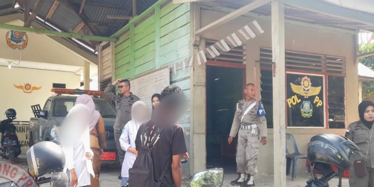 Satpol PP Amankan 4 Siswa-siswi Tingkat SMA Bolos di Stadion Bagan Batu
