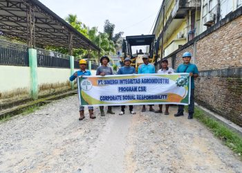 Warga Nuansa dan PT SIA Kompak Perbaiki Jalan Rusak