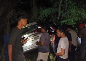 Pengemudi Avanza Kabur Setelah Mobil Nyungsep di Perbatasan, Beraksi di Alfamidi?