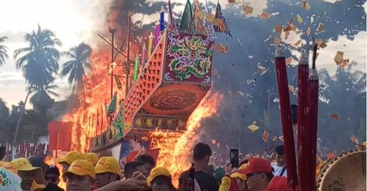 Tak Seramai Tahun Lalu, Festival Bakar Tongkang 2026 Tetap Dongkrak Ekonomi Warga