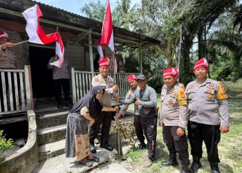 Polsek Bukit Kapur Gelar Ekspedisi Merah Putih Presisi, Bantu Lansia 99 Tahun Sambut HUT RI ke-81
