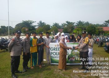 Polsek Bukit Kapur Tanam Pohon di SMA Negeri 7, Dorong Siswa Peduli Lingkungan