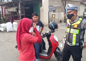Udara Bagan Batu Mulai Diselimuti Asap, Polsek Bagan Sinembah Bagikan Masker dan Imbau Warga