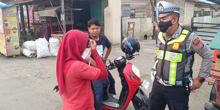 Udara Bagan Batu Mulai Diselimuti Asap, Polsek Bagan Sinembah Bagikan Masker dan Imbau Warga