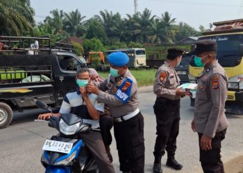 Polsek Bukit Kapur Bagikan 300 Masker, Antisipasi Dampak Kabut Asap Karhutla