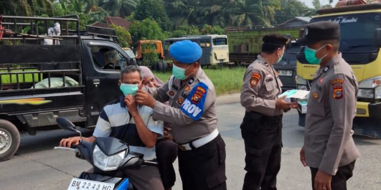 Polsek Bukit Kapur Bagikan 300 Masker, Antisipasi Dampak Kabut Asap Karhutla