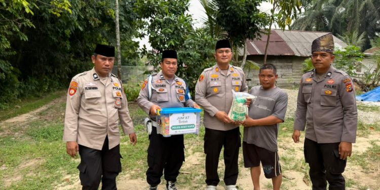 Jumat Berkah, Polsek Bukit Kapur Bagikan Sembako kepada Warga Kurang Mampu dan Lansia