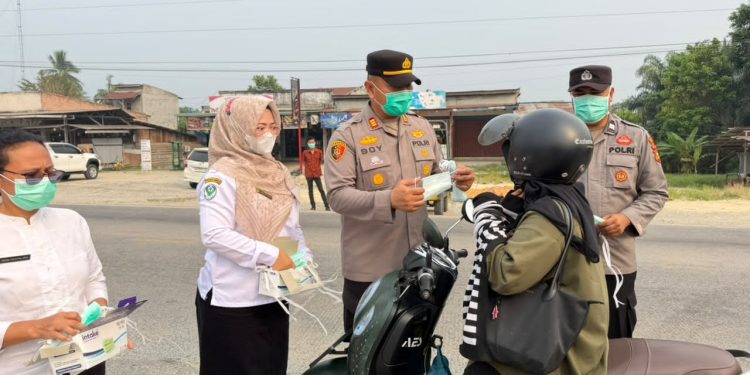Antisipasi Kabut Asap Karhutla, Polsek Bukit Kapur dan Puskesmas Bagikan 500 Masker